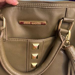 Nice olive green Steve Madden hand bag.